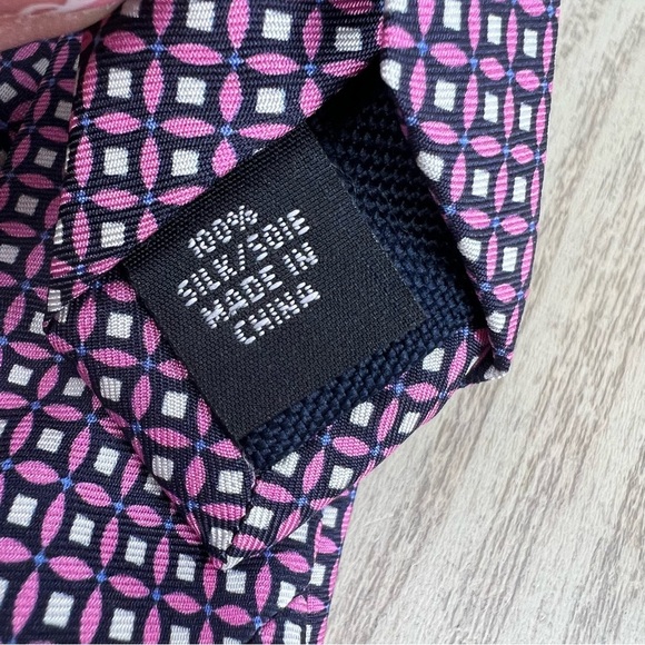 537- Tommy Hilfiger Tie Pink Pattern 650 TL21100047 100% Silk $69.50 - Picture 3 of 5